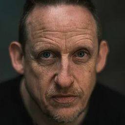 Neil Bell 飾演 Soz