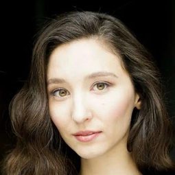 Aruhan Galieva - Glasgow Girls演員 飾演Roza