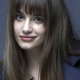 Camille Claris 飾演 Julie