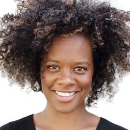 Denise M'Baye 飾演 Dr. Cooper