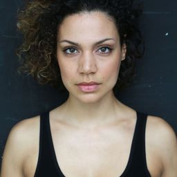 Haley Louise Jones 飾演 Sales Dude