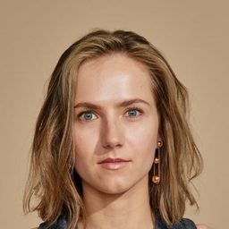 艾卡特莉娜貝克 飾演 Alix