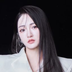 Hu Dongqing 飾演 Boss Zhu's secretary