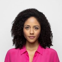 Lara Babalola 飾演 Service Manager Information Desk