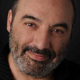 Marc Andréoni 飾演 Léo