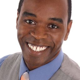 Nathan L. Henderson 飾演 Coach Reynolds