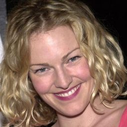 Kimberly Campbell 飾演 Blonde