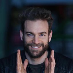 Lorenzo Buran 飾演 Alec Drakos