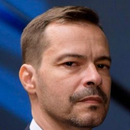 赫托·馬欽尼茲 飾演 Ricardo Esteves Batista