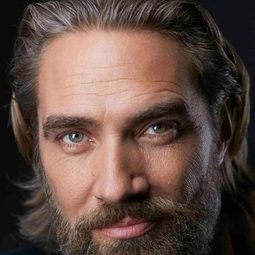 盧卡斯·哈塞爾 飾演 Michael Slade