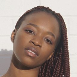 Angela Mahlatjie 飾演 Waitress