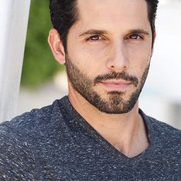 盧卡斯·維拉斯格斯 飾演 Claudio Navarro