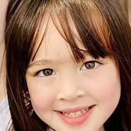 Scarlett Sher 飾演 Narrator (voice)