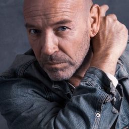 Ariel Casas 飾演 Larra