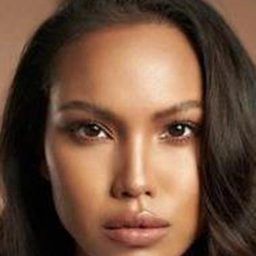 Grace Vorananth 飾演 Mae