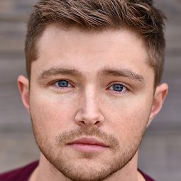 史達林·奈特 - 死亡山地演員 飾演Chris