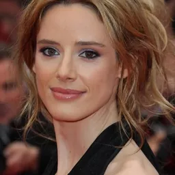 Pilar López de Ayala 飾演 