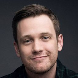 麥克·雅頓 - 啟動原始碼演員 飾演Derek Frost