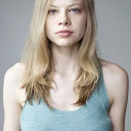 艾瑪·巴汀 飾演 Rosa