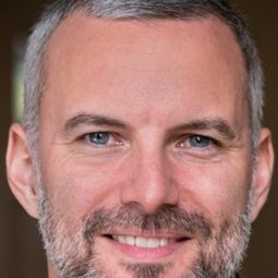 喬恩·朗伊 飾演 Kim Christofte