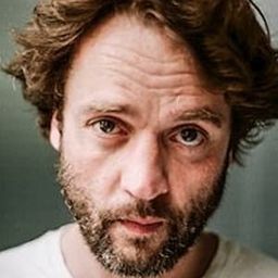 Piotr Polak 飾演 Karol