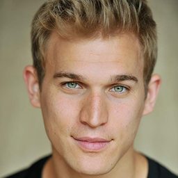 Willem van der Vegt 飾演 Agent Paul Simmons