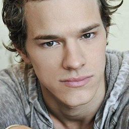 Ryan Dorsey 飾演 Axel