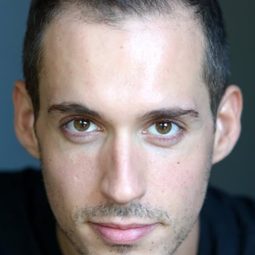 Abe Cohen 飾演 Embassy Official