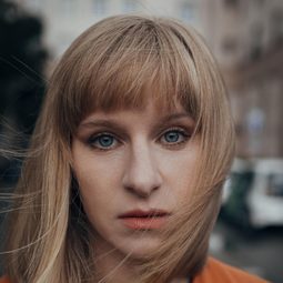 Claudia Artner - Born to Dance演員 飾演Dancer