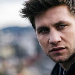 Gabriel Noah Maurer 飾演 Simon Bucher (Spieler YB U21)