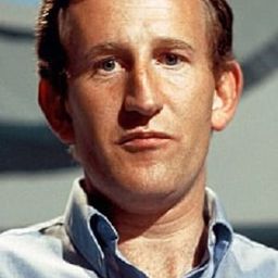 Lance Percival 飾演 Joe