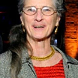 Joyce Payne 飾演 Lady