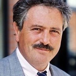 Victor Lanoux 飾演 Charles de Vigors