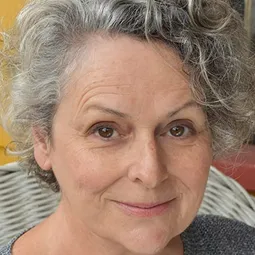 蓋柏愛拉·羅絲 飾演 Iris (Present Day)