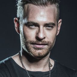 路易斯·埃內斯托·法蘭柯 飾演 Santiago Sánchez