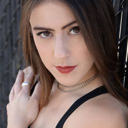 Ali Eagle 飾演 Craft Service Person