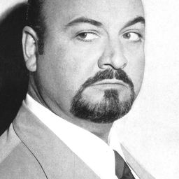 Daniele Vargas 飾演 Dir. Manicomio