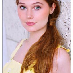 Serena Laurel 飾演 Lucy