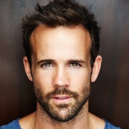 路克·培格勒 - 非禮勿視演員 飾演Michael