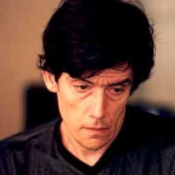 Diogo Dória 飾演 Docteur Ewers