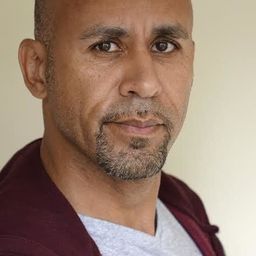 Daniel Eghan 飾演 Los Lobo