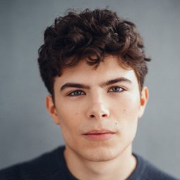 Simon Belz 飾演 Curtis