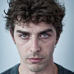 Michele Riondino - Con il fiato sospeso演員 飾演