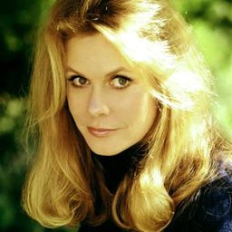 Elizabeth Montgomery 飾演 Narrator