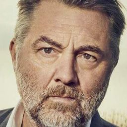 Jens Jørn Spottag 飾演 Pastor Eriksen