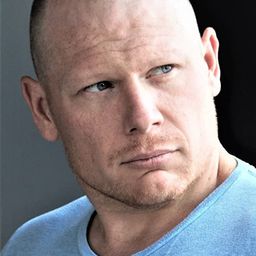 Lee Jankowski 飾演 Trev