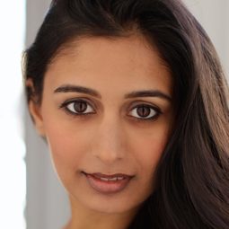 Shunori Ramanathan 飾演 Priya Khundi