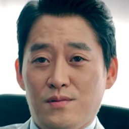 金慶民 - 上流社會演員 飾演Examiner