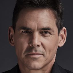 Ashley Dowds 飾演 Director