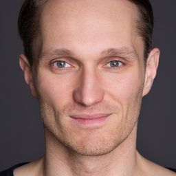 Marián Mitaš 飾演 Karel Sváb